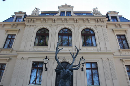 Großgrundbesitz mit Schloss, Mehrfamilienwohnhaus und Stallungen zu verkaufen